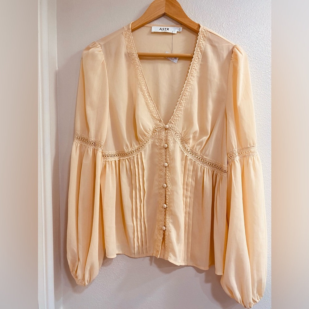 NWT ASTR THE LABEL Pendulum Sleeve Lace Trim Cream Blouse. MEDIUM - Picture 2 of 7